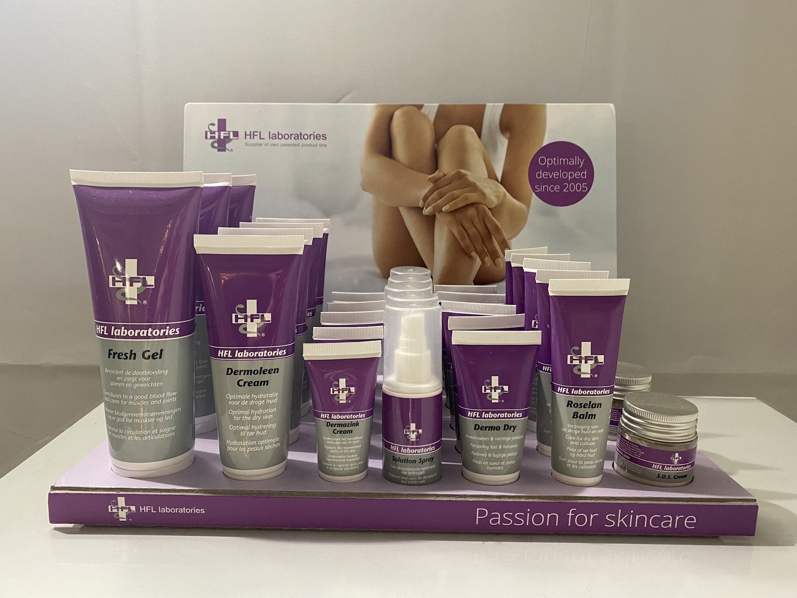 Display met tubes en flacons van HFL Laboratories